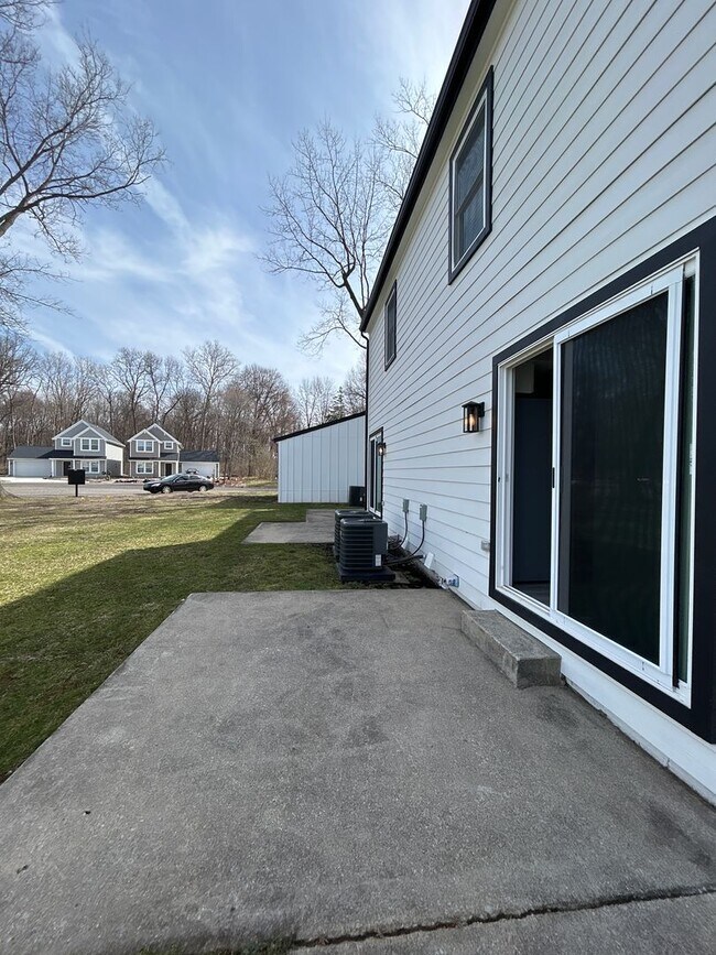 Building Photo - 2-Bedroom, 1-Bathroom Condo in South Bend – $1,464/Month (Lawn Care & Snow Removal Included!)