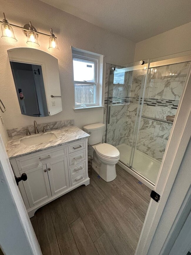 Building Photo - AVAILABLE NOW!! NEWLY REMODELED