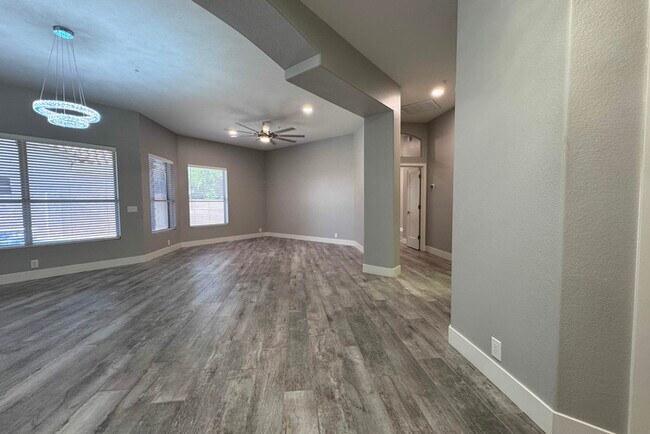 Building Photo - 3Bed/2.5 Ba House in Gated Community in No...
