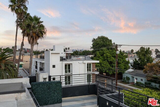 Building Photo - 807 N Detroit St