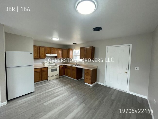 Building Photo - Fully remodeled, three bedroom apartment