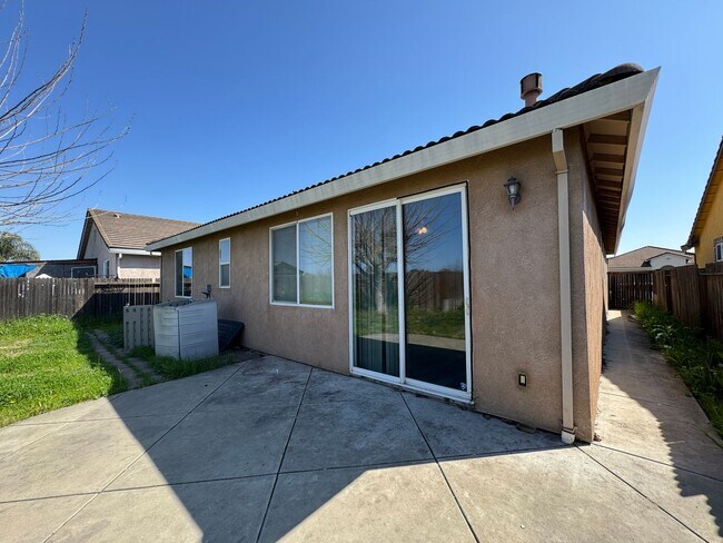 Building Photo - Four Bed, Two Bath Home Close to Hwy 99 an...