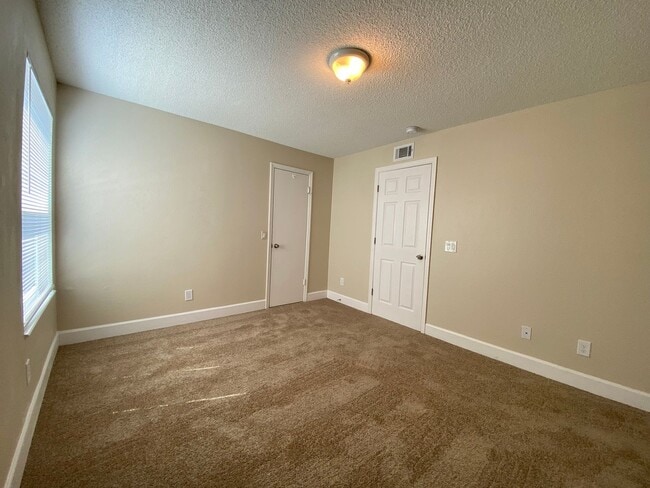 Building Photo - Spacious 3br/2ba Venetian Condo!