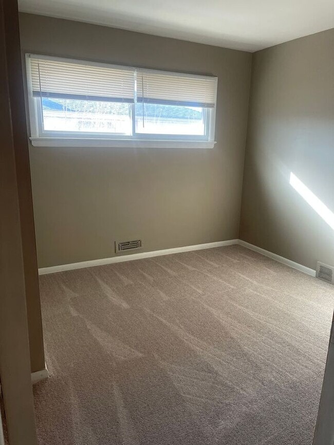 Building Photo - Luxury living at a great price!