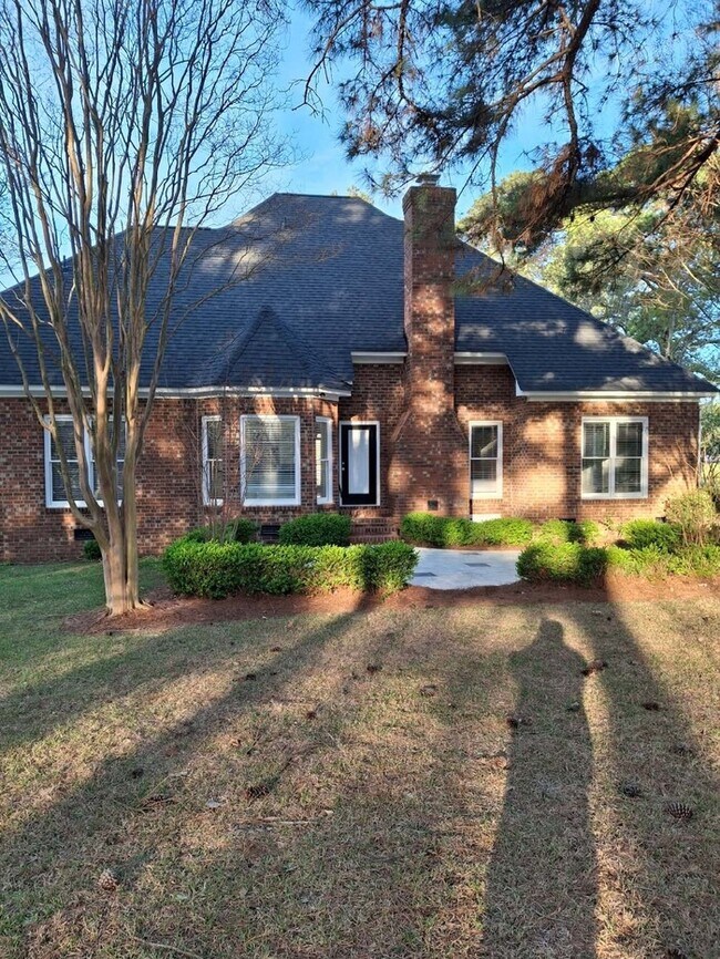 Building Photo - 4 Bedrooms 3 bath