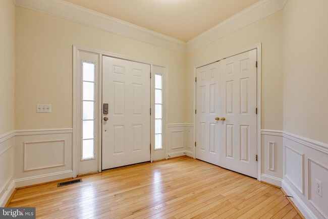 Building Photo - 8627 Trail View Dr