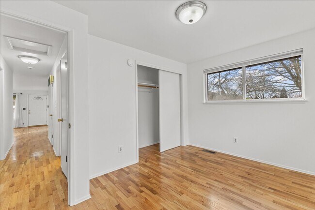 Building Photo - Bright and Updated Beacon Hill Rambler