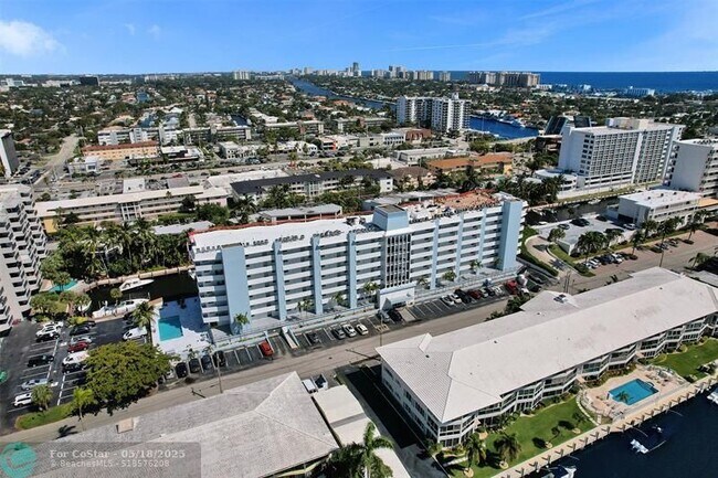 Building Photo - 3051 NE 48th St