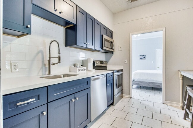 Building Photo - Charming Shotgun Home Just Minutes from Do...