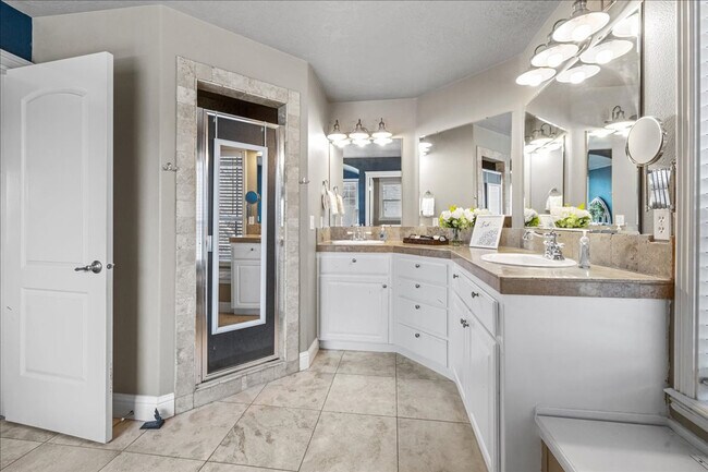 Building Photo - 2279 S Bear Claw Way