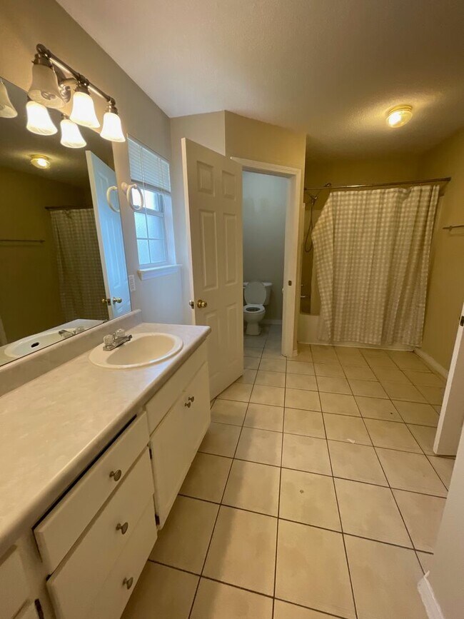 Building Photo - MOVE IN SPECIAL - 1 WEEK FREE RENT - MINUT...