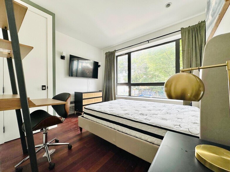 Building Photo - Furnished room/NOT APARTMENT