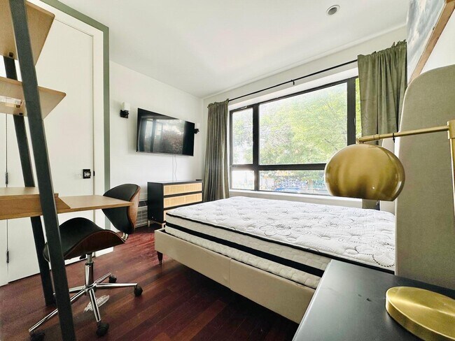 Building Photo - Furnished room/NOT APARTMENT