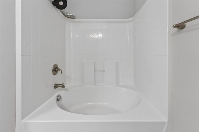 Building Photo - 3 Bedroom 3 1/2 Bath Pet Friendly Condo For Rent!
