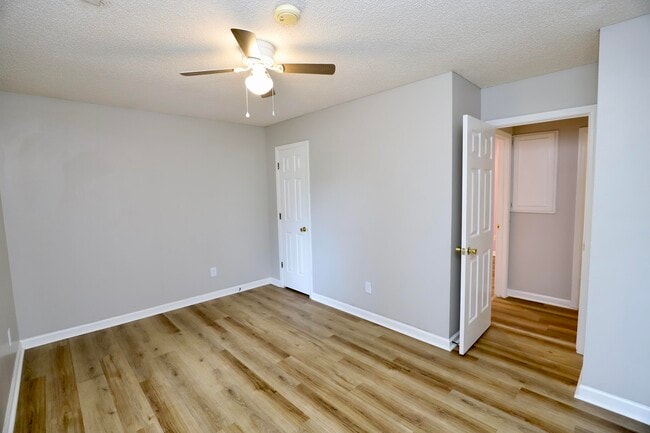 Building Photo - 806 Club Ln