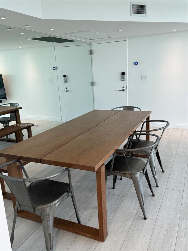 Building Photo - 5900 Collins Ave