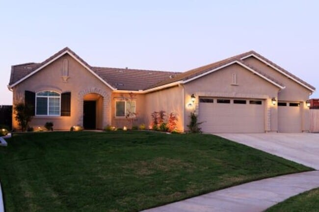 Building Photo - NW Visalia Home Coming Soon!