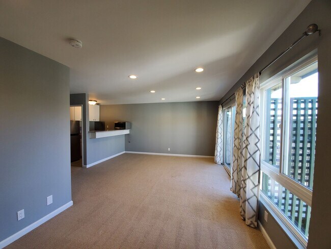Building Photo - Top Floor studio with view of courtyard