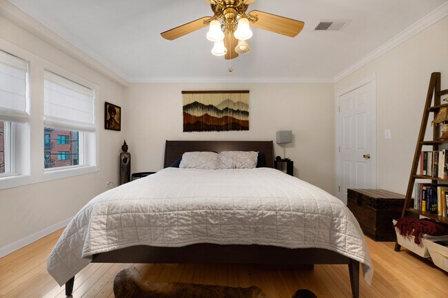 Building Photo - 1233 Raum St NE