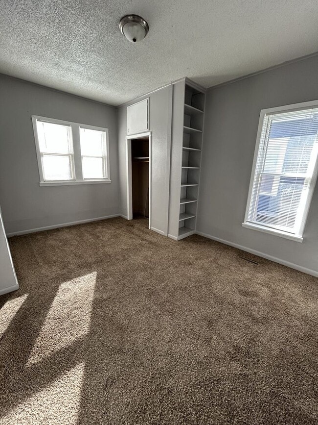 Building Photo - Very Nice 3BR/1BA Single Family Home w/Huge Back Yard!