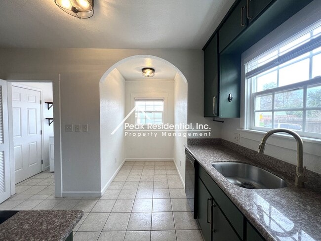 Building Photo - Charming Tahoe Park 2bd/1ba House