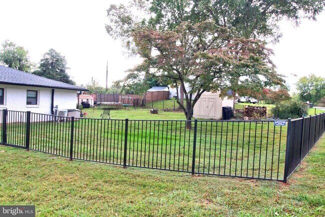 Building Photo - 530 Mimosa St