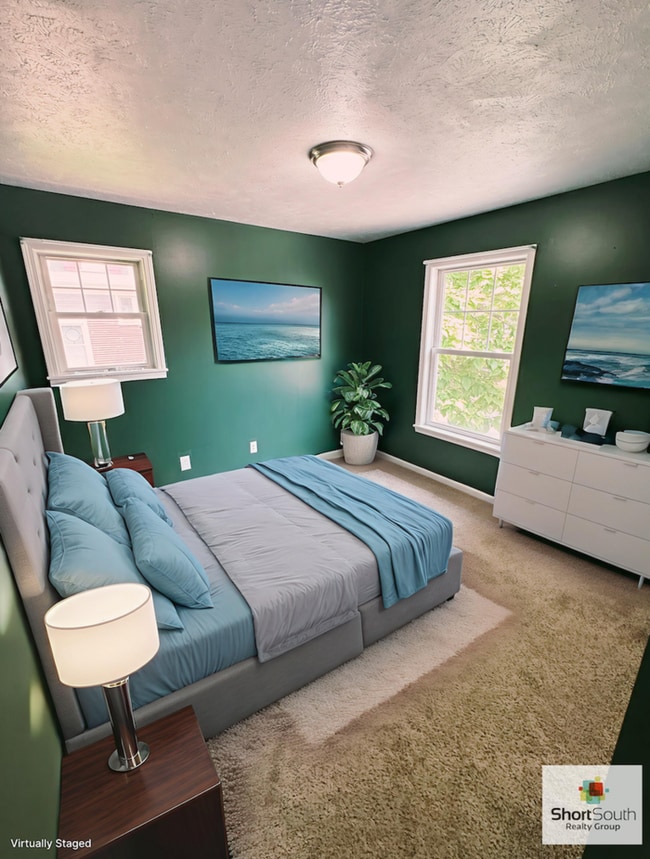 Building Photo - Wealthy St 4 bed 2 bath Single Family Home