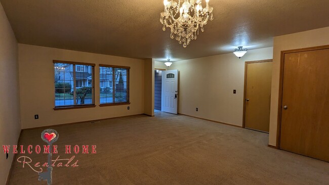 Building Photo - Spacious 3-bedroom with two living rooms a...