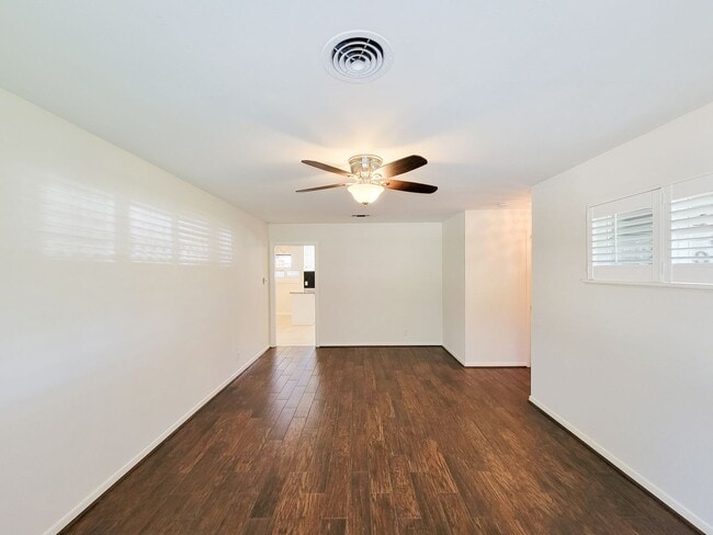 Building Photo - Charming Willowbrook Three-Bedroom Home!