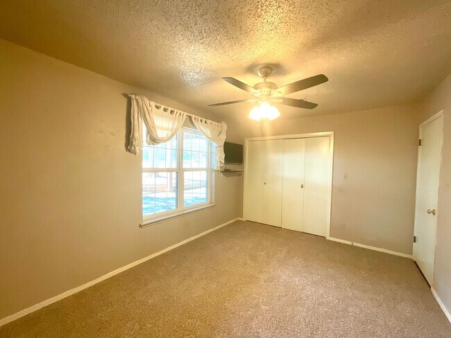 Building Photo - 5303 Shady Oak Cir