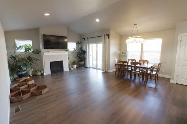 Building Photo - Be the first one to RENT this home! 3 bedrooms, 2 bathrooms, SINGLE LEVEL home with beautiful Lan...