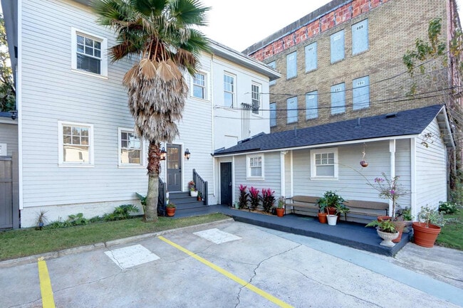 Building Photo - 306 E Victory Dr