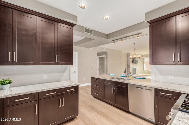 Building Photo - 4803 N Woodmere Fairway