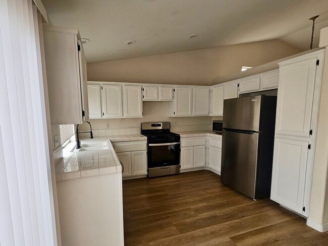 Building Photo - Charming Single-Story with Vaulted Ceilings Near Shopping & Freeways