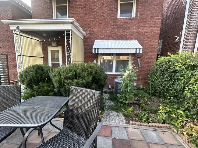 Building Photo - 248 Mansion St