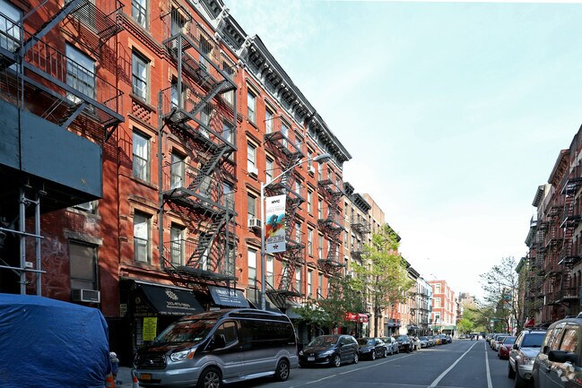 Building Photo - 335 E 9th St