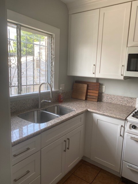 Building Photo - 737 N Alfred St