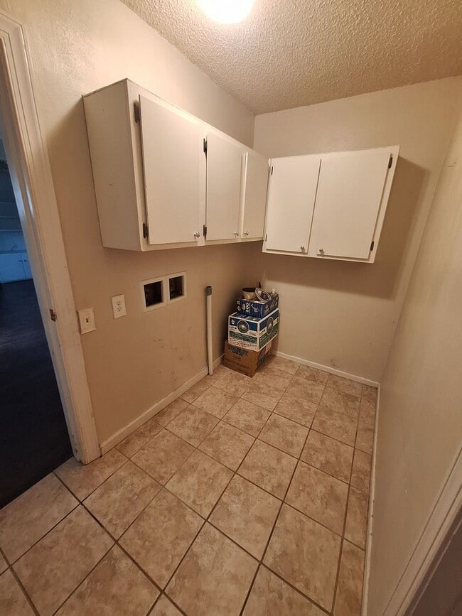 Building Photo - Cute CUTE 3bedroom