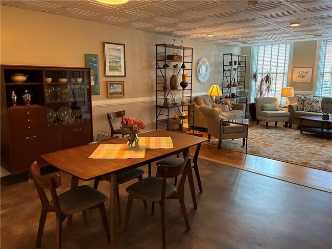 Building Photo - 136 E State St