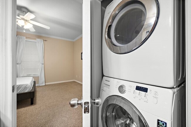 Building Photo - 2255 Braeswood Park Dr