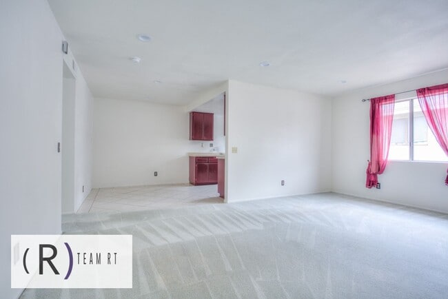 Building Photo - A Charming Condominium in a Quiet and Desi...