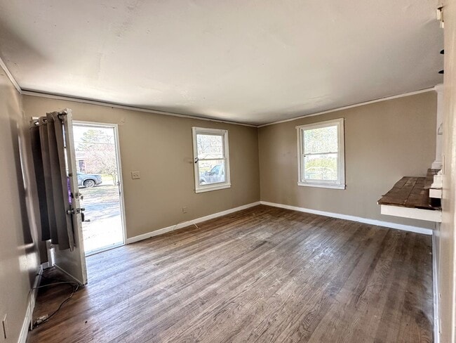 Building Photo - AFFORDABLE 2BEDROOM 1 BATH W/ SPACIOUS FEN...