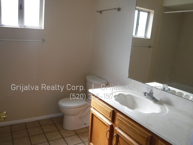 Building Photo - Cute 2 Bedroom, 2 Bath Townhome  (Speedway...