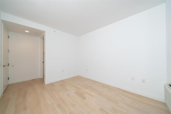 Building Photo - 160 1st St