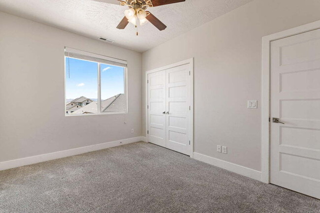 Building Photo - "Spacious 3-Bedroom Townhouse Retreat with...