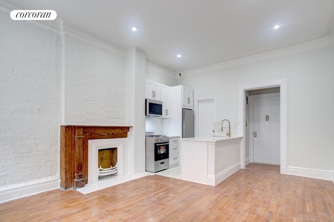 Building Photo - 130 W 73rd St