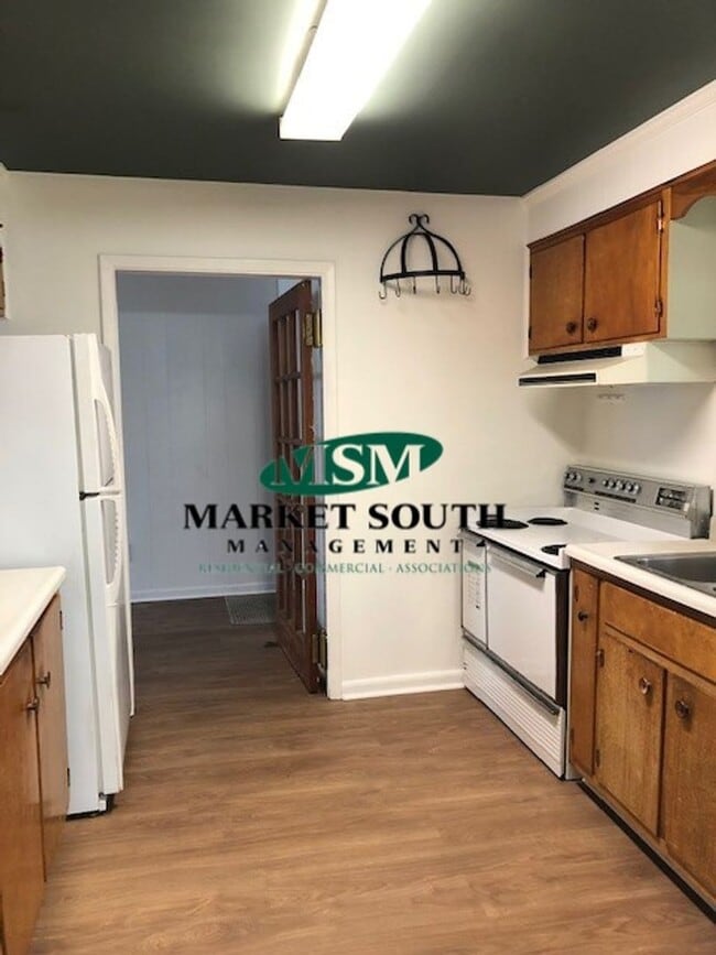Building Photo - *APPLICATION PENDING!* Convenient Southsid...