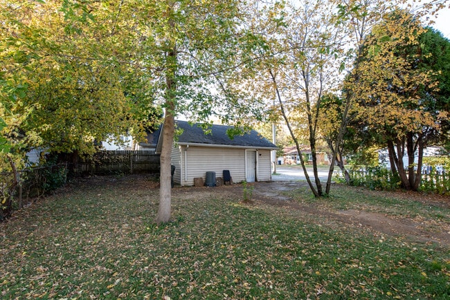 Building Photo - 964 N Lewis Ave
