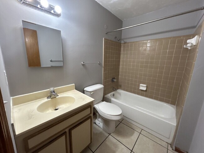 Building Photo - Spacious 1 Bedroom 1 Bathroom! Located Off Ocala Road.