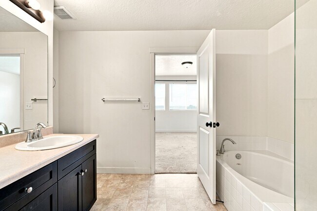 Building Photo - 3 Bedroom 2.5 Bathroom Townhome in Bluffdale!